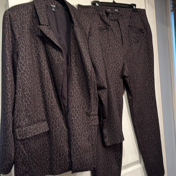 Vera Wang 2 pc leopard suit . stretch zip fly waist size xl worn once - Picture 7 of 7
